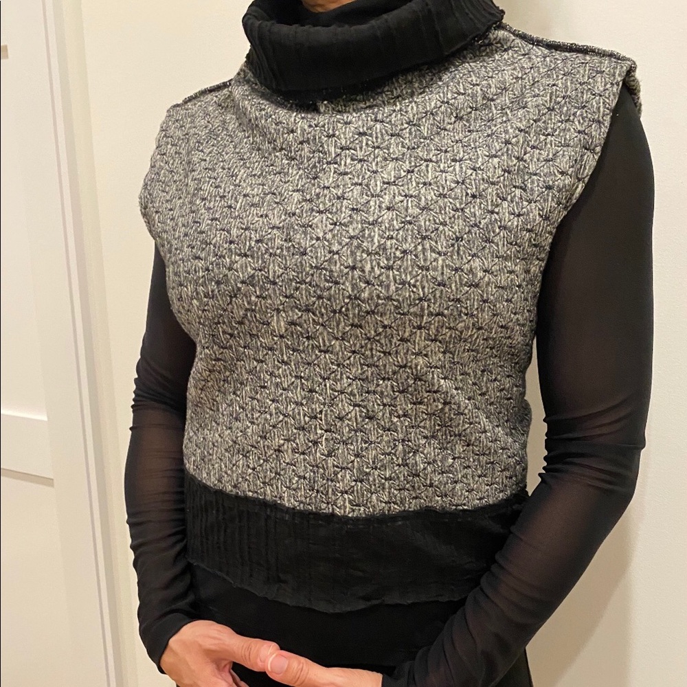 Sleeveless cropped sweater with back tie.